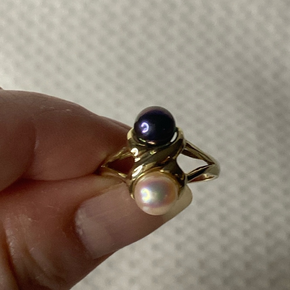 14K Yellow Gold Black and White Cultured Pearl Vertical Style Ring 7.5